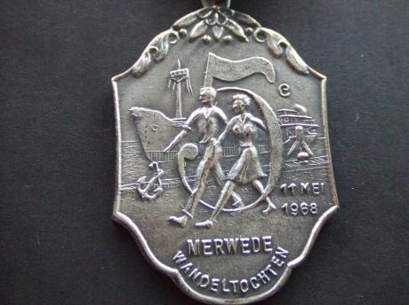 Merwede wandeltocht 1968 schip op de achtergrond